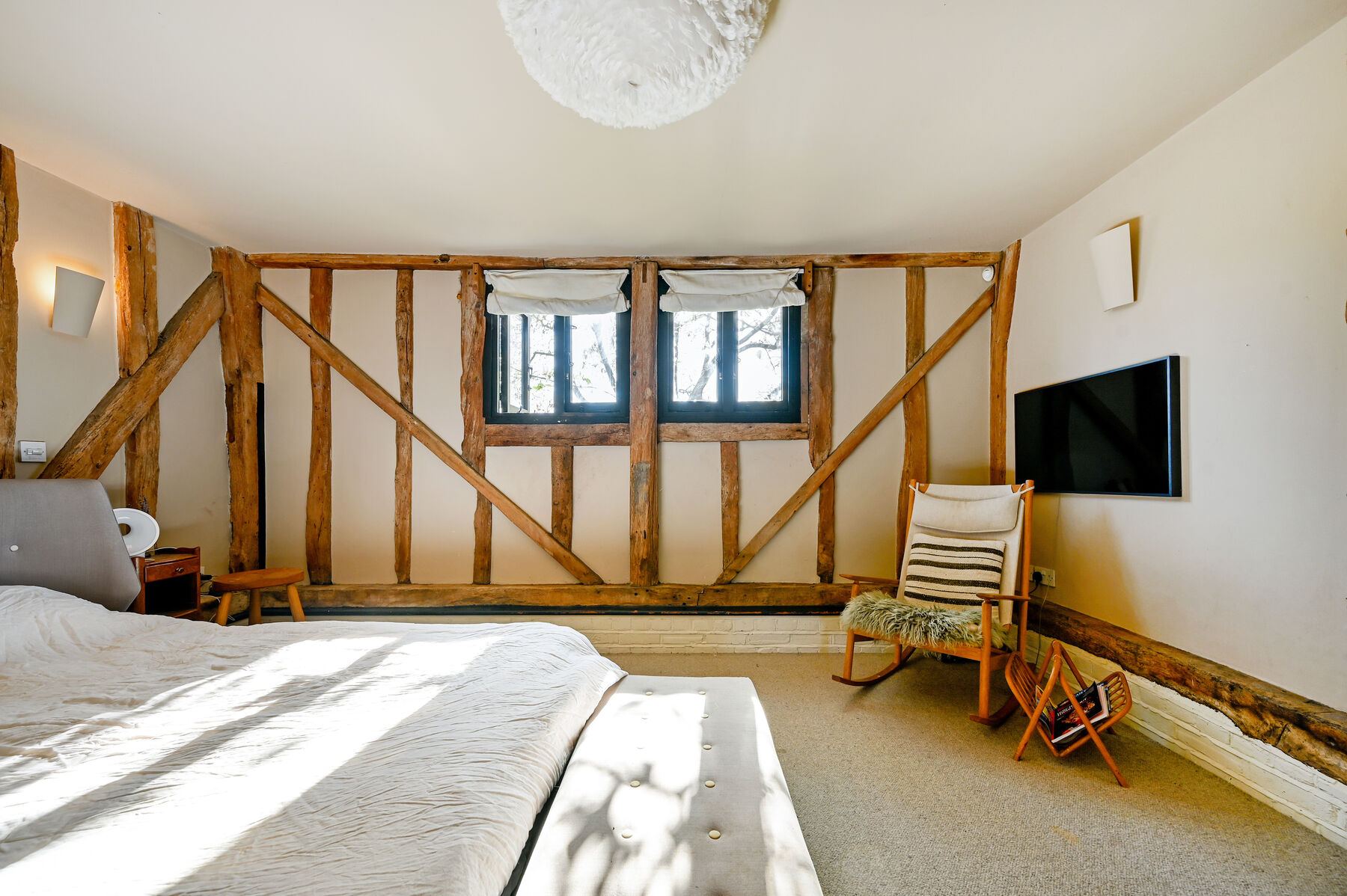 Calm rooms under the old frame – Kent barn conversion, Kent, photo 3