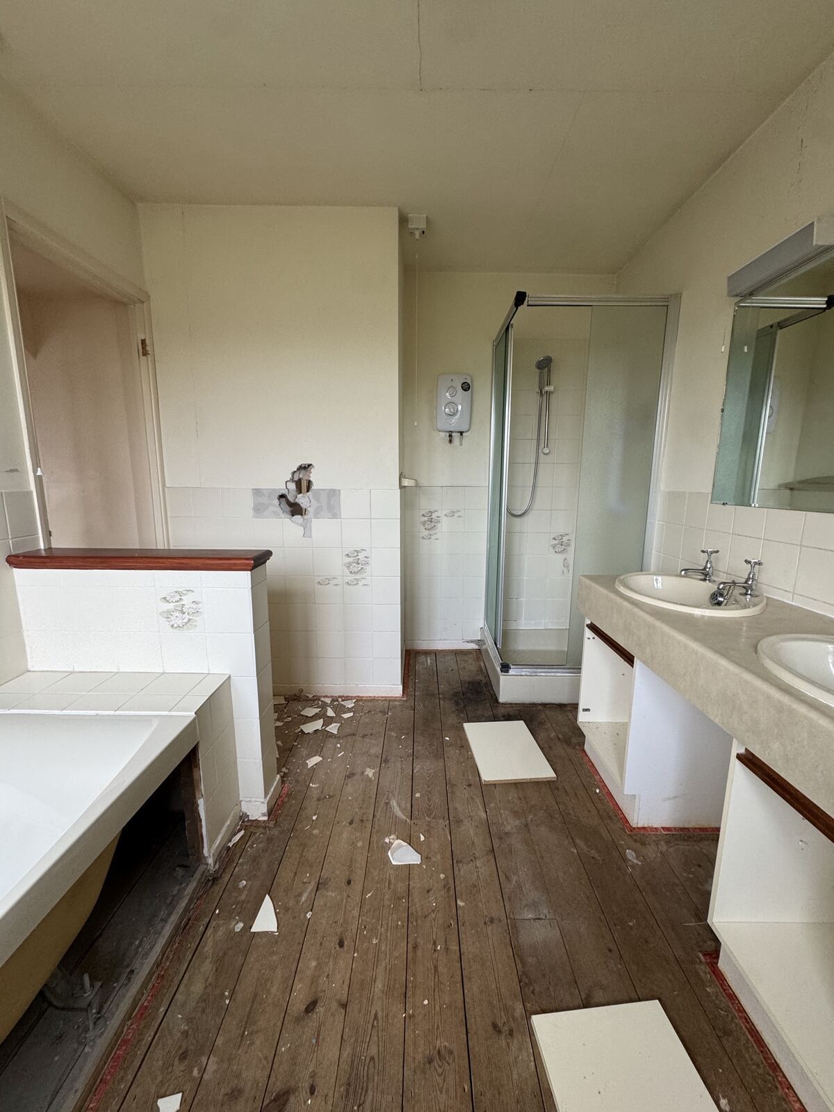 The bathroom, before – Kitchen and bathroom remodel, Wye, Kent, photo 3