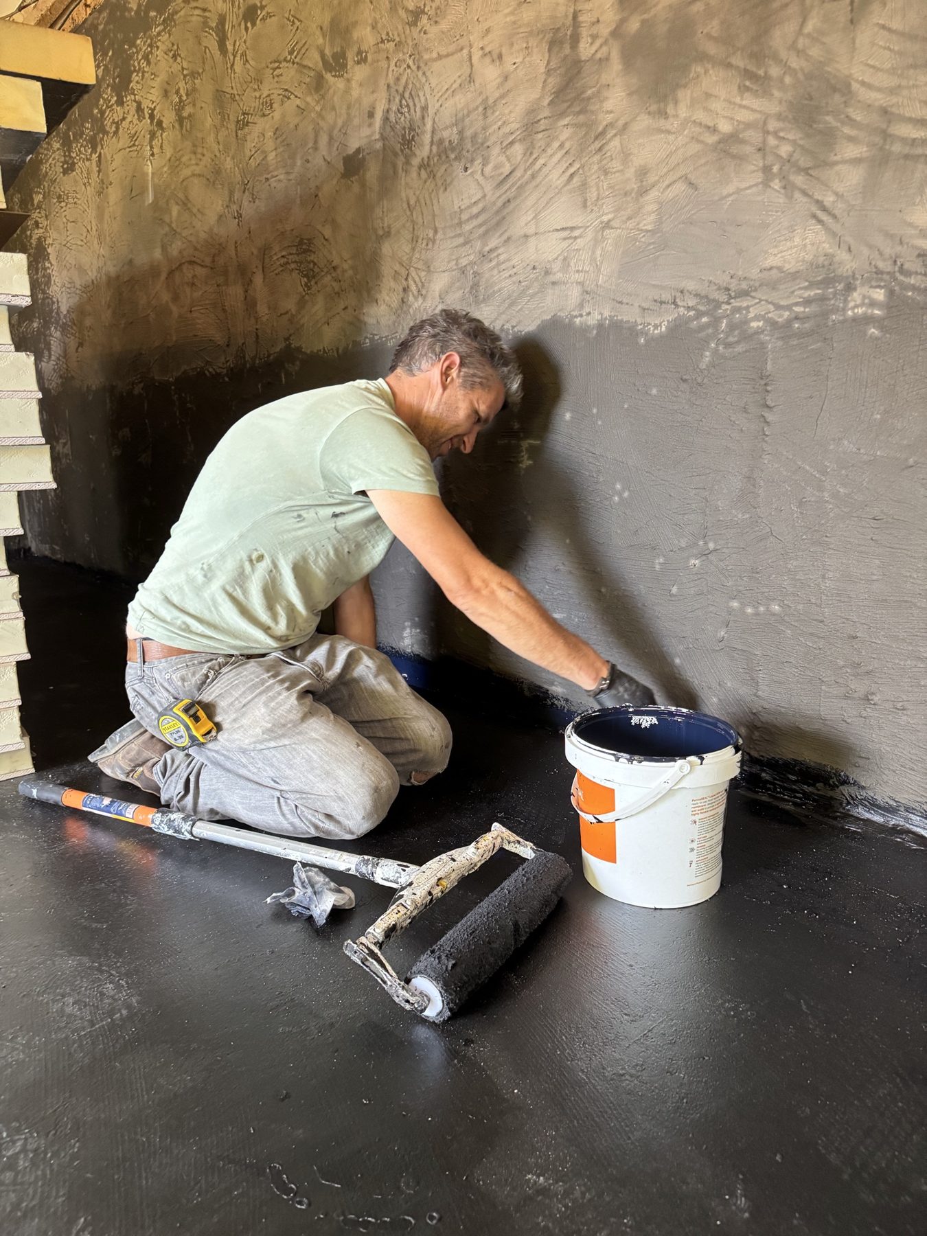 Applying lime plaster – USFEW, Kent
